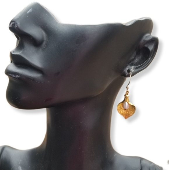 VINTAGE GOLDTONE & FAUX PEARL CALLA LILY DROP HOOK EARRINGS - Picture 2 of 5
